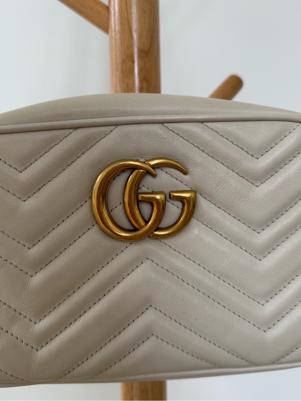 Gucci GG Marmont chevron quilted leather camera bag with gold-tone hardware - Picture 5 of 13